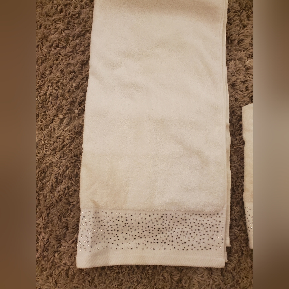 Bathroom bath and hand towel white with rhinestones
